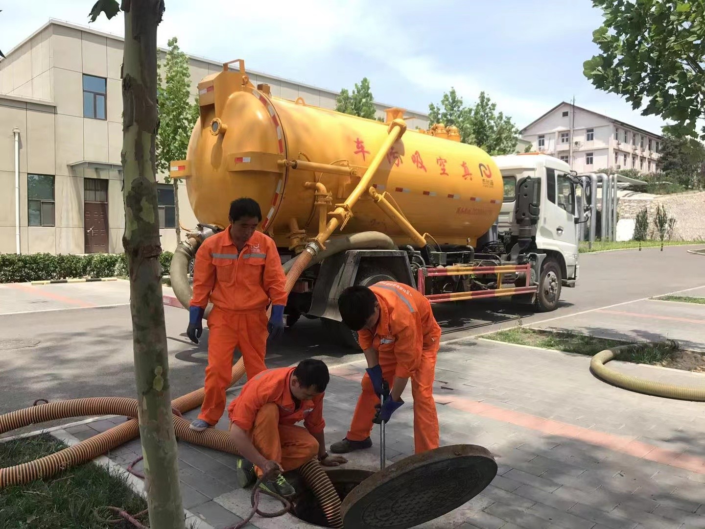 宁阳管道疏通车停在窨井附近